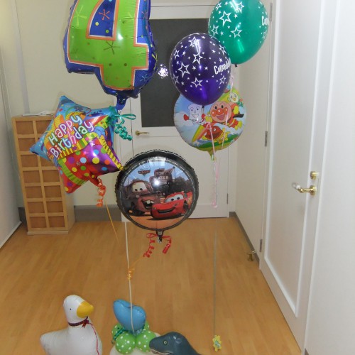 お孫さんの誕生日におじーちゃん、おばーちゃんからバルーンのプレゼント。ちびっ子たちは大喜びですよo(^▽^)o