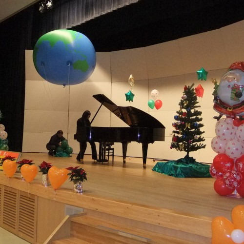 子供達のXmasミニコンサート。大きな地球儀のバルーンが登場！夢が広がる舞台となりました(^-^)