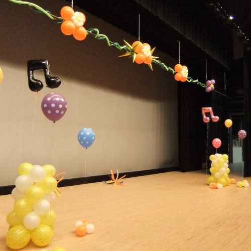 米子市公会堂の広いステージもあっという間に華やかにできます♪