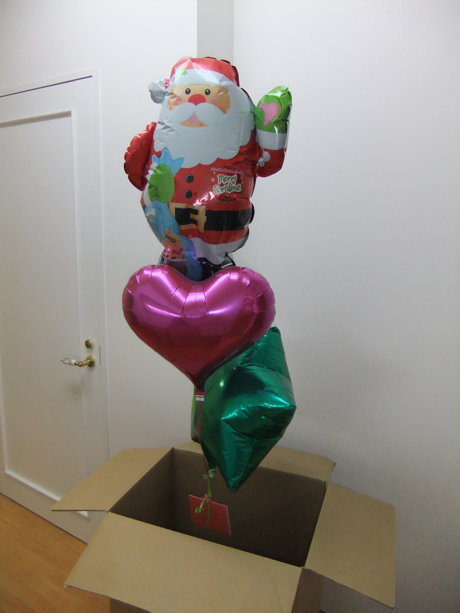 「メリーXmas! 」サンタクロースが大きな箱からポヨっと出てきてごあいさつ♪（箱の大きさ　約75×37×50センチ）