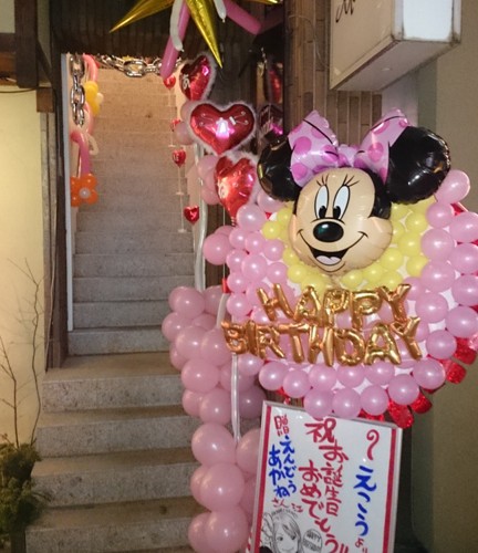 景気よく誕生日を祝う！！思いっ切った派手な演出で街並みに活気も！アートクリエイター　ウラガンアートワークスのペン画イラストで描かれたポスターとともに忘れられない記念に！