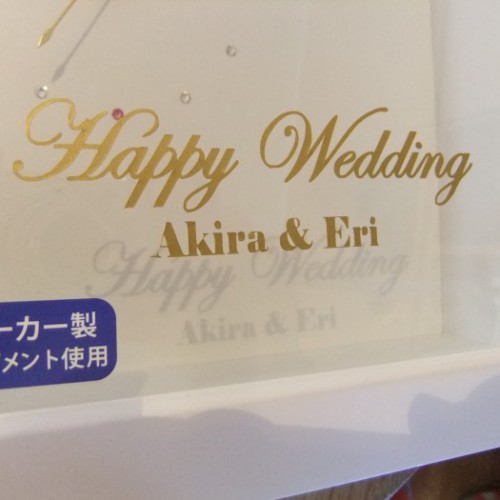 時計のガラス面に、メモリアルな記念の文字が入ります。（Happy　Wedding、Birthday、Thank　youなど）