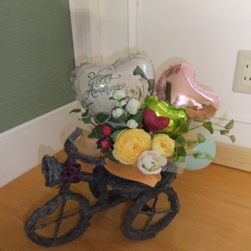 「チャリジェンヌ♡」自転車かごにお花とハートバルーンをのせると爽やかで華やかなアレンジができあがりました✿床置き・テーブル置きどちらもさまになるアレンジで便利！そして長期装飾も可能です！