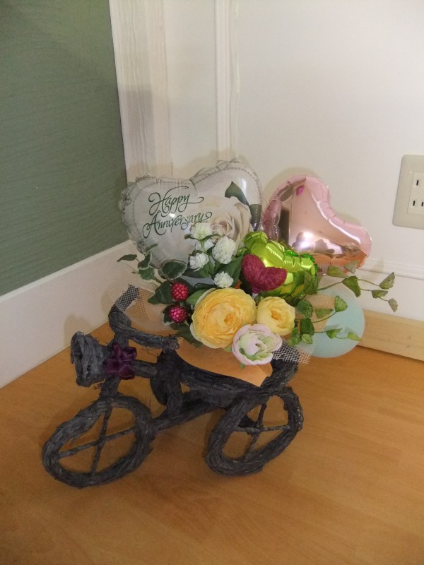「チャリジェンヌ♡」自転車かごにお花とハートバルーンをのせると爽やかで華やかなアレンジができあがりました✿床置き・テーブル置きどちらもさまになるアレンジで便利！そして長期装飾も可能です！