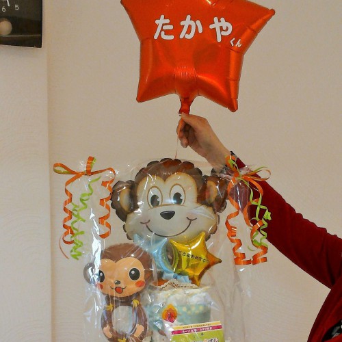 商品№45 おむつケーキ２段。可愛くてボリュームあります!女の子バージョンあり。ウオッシュタオル＋ガラガラ付。￥5850外税。浮かぶバルーンはオプションでつけられます。